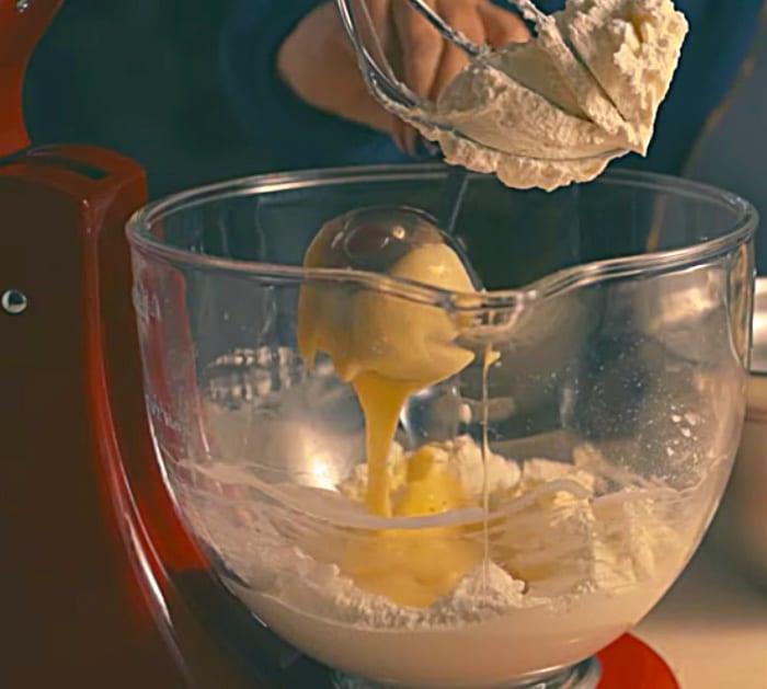 Make Magnolia Cafe Style Banana Pudding with heavy whipping cream
