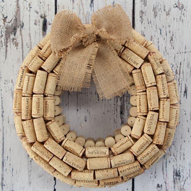 Easy Wine Cork Crafts for Wall Decor | DIY WIne Cork Wreath | DIY Projects & Crafts by Sueeye #crafts