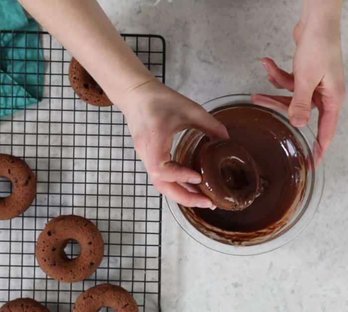 How To Make Baked Chocolate Donuts