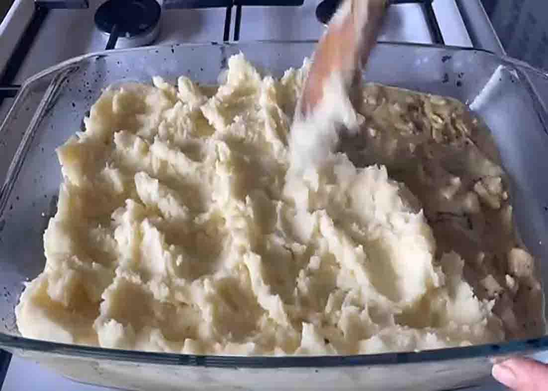 Assembling the chicken and potato casserole