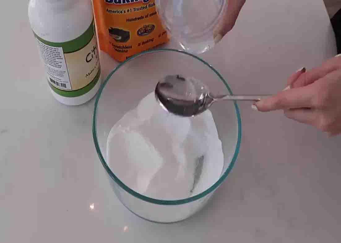 Making a DIY toilet bomb