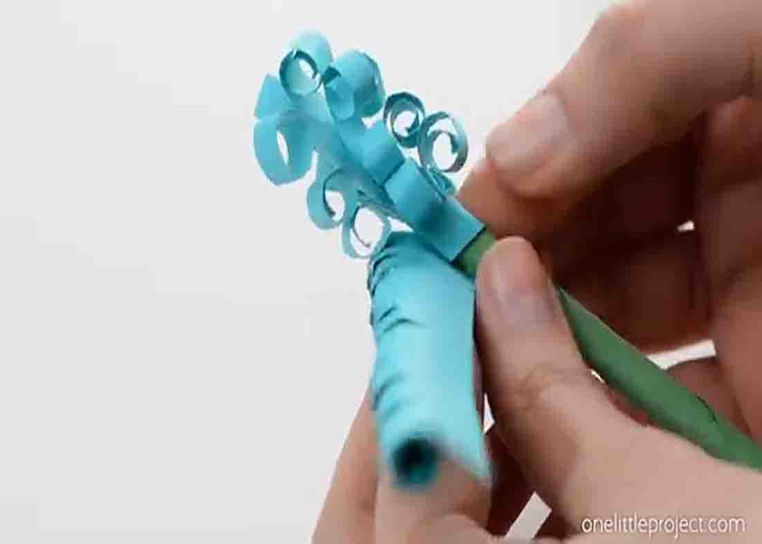 Assembling the DIY paper hyacinth