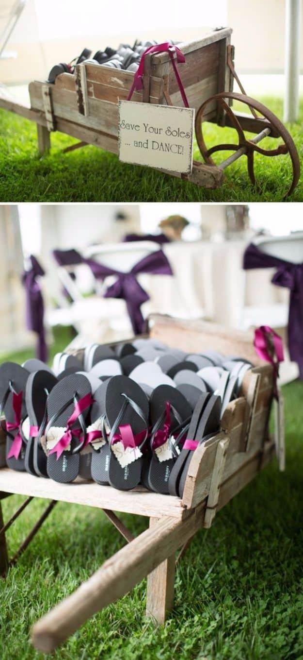 DIY Flip Flop Favors, quick to set up on a rainy afternoon and personality a plain space was missing