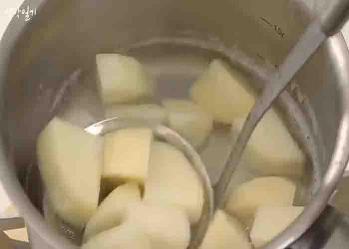 Boiling the potatoes for the onion potato chips recipe