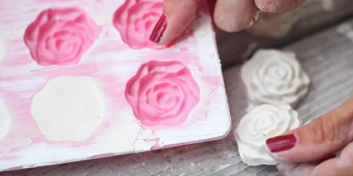 You Won’t Believe The Incredible Thing She Makes With Plaster Chalk And A Cake Mold (Watch!)