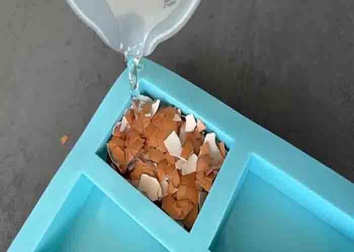 Freezing the cracked eggshells with water