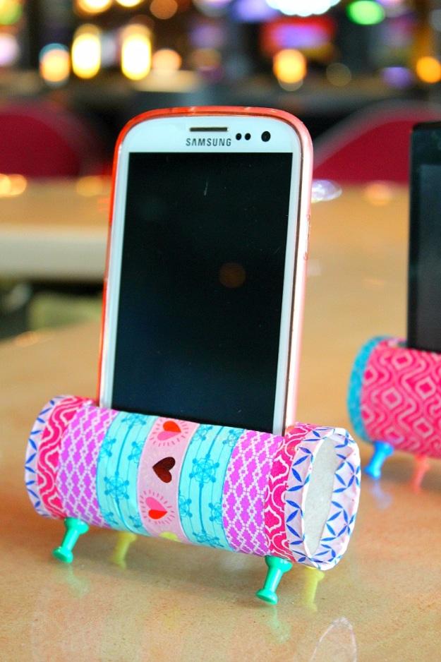 DIY Phone Stand From Recyled Toilet Paper Rolls, simple enough for a first try and an idea worth saving for later