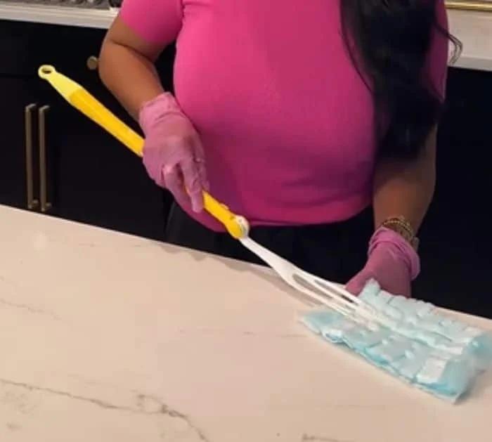 How to Properly Use a Swiffer Duster