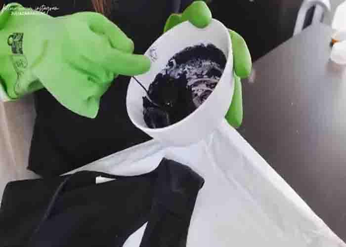 Mixing the fabric and dye and salt to remove the bleach stain from clothes