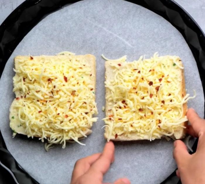 Make chili cheese toast in just five minutes