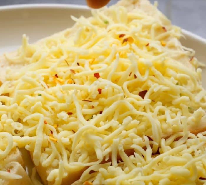 5-Minute Chili Cheese Toast Recipe Instructions