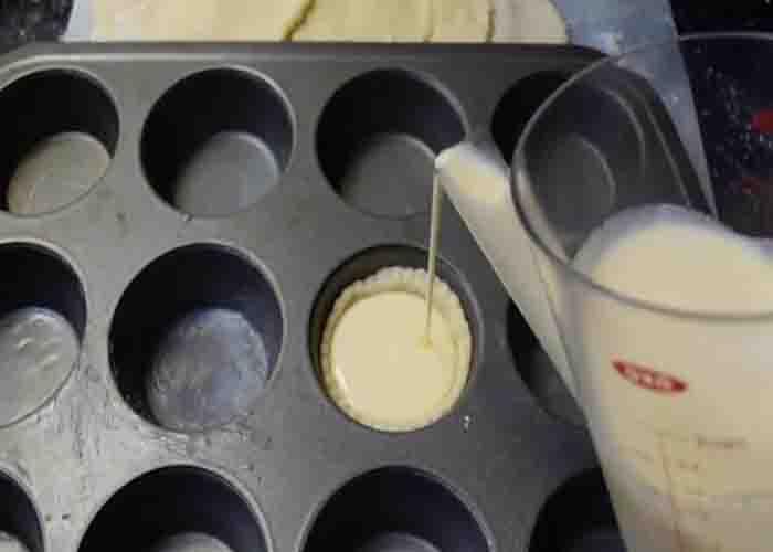 Assembling the custard tarts