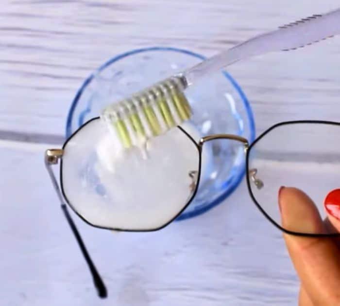 Best Way to Remove Scratches from Eyeglasses and Sunglasses Tricks