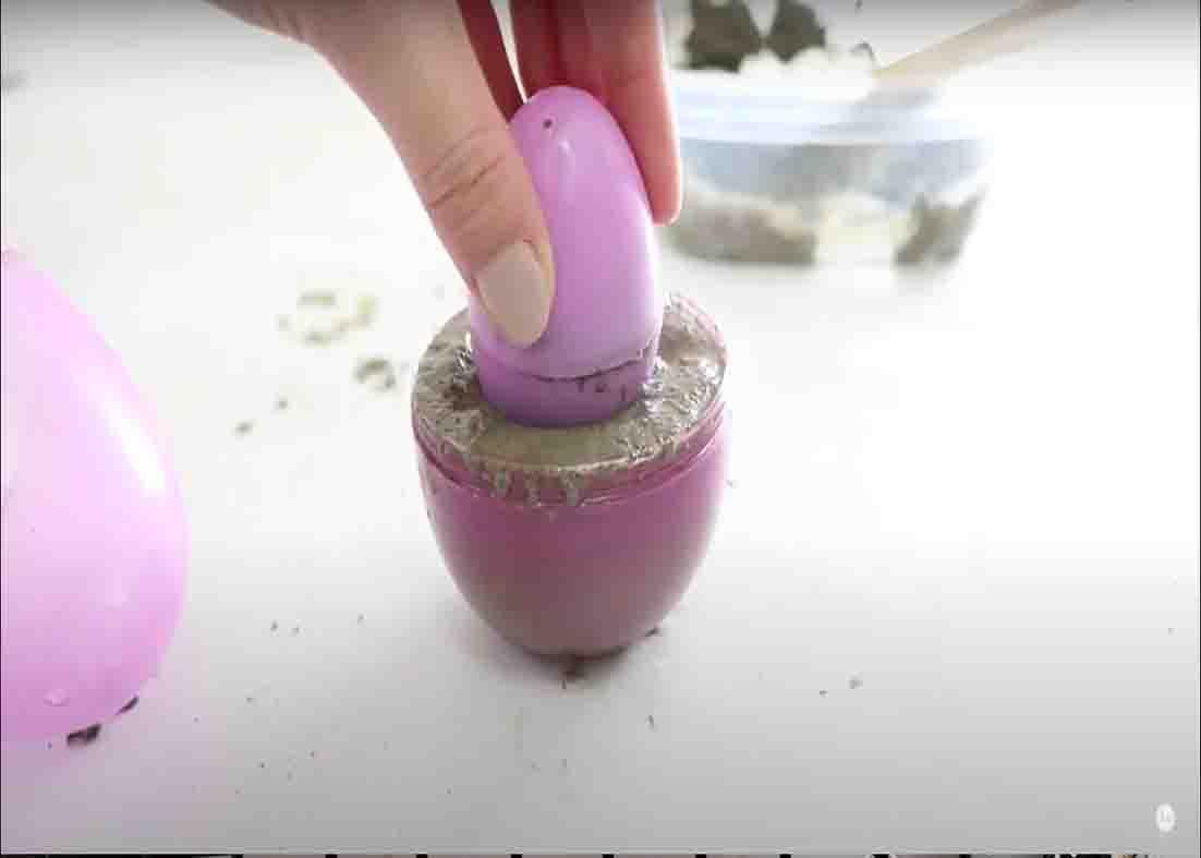 Molding the egg concrete for the easter egg candle