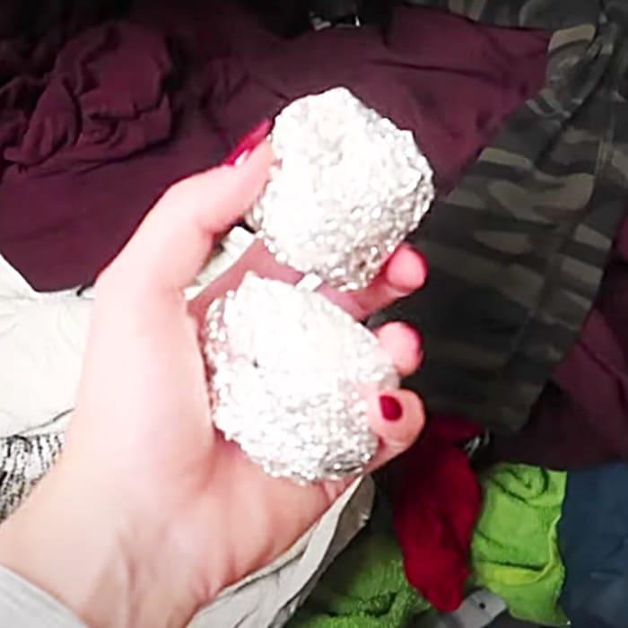 How To Use Foil In The Laundry - Why You Should Use Foil In The Washing Machine - Easy Cleaning Hacks - Laundry Hacks - How To Get Rid Of Static Cling In Clothing