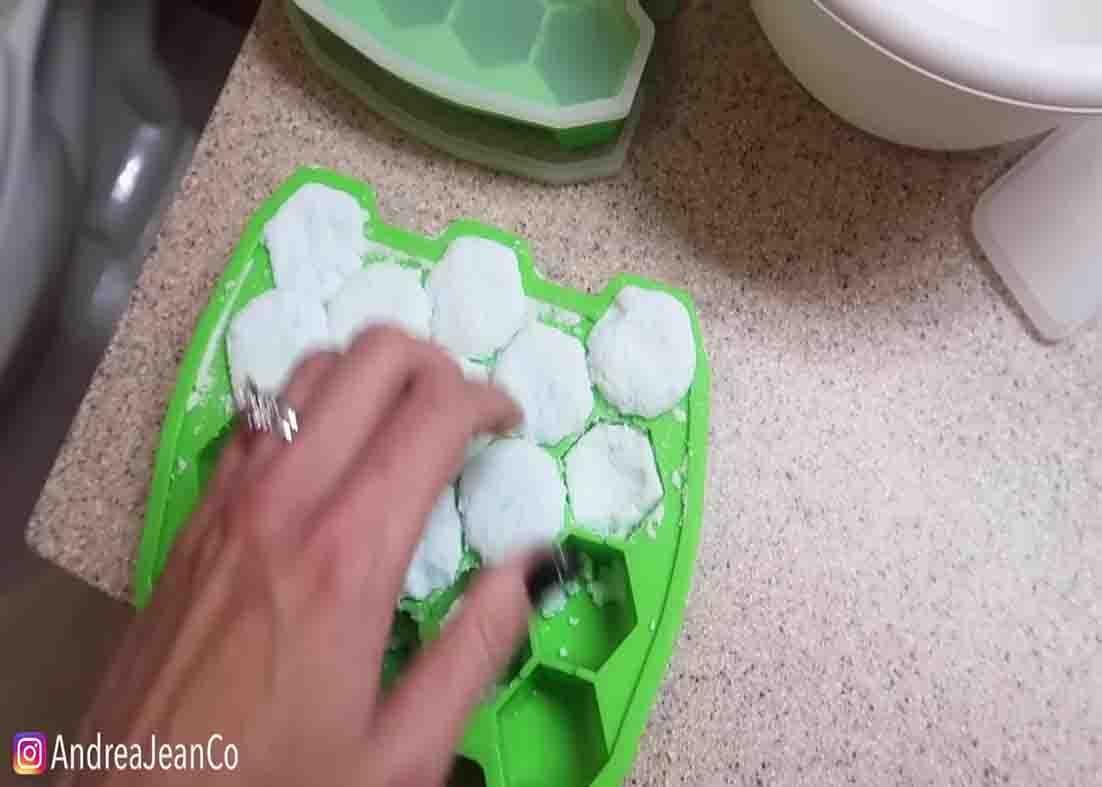 Molding the DIY toilet cleaning tabs