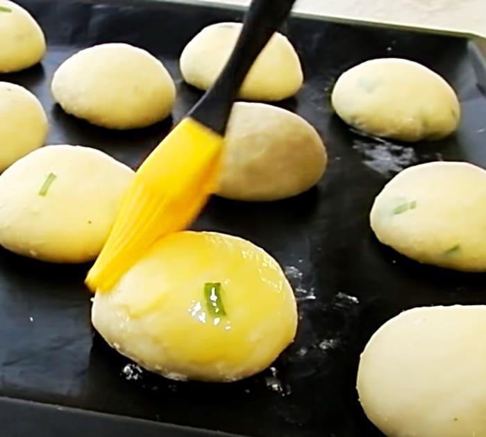 Use Egg And Butter To Coat Garlic Mozzarella Bread Rolls
