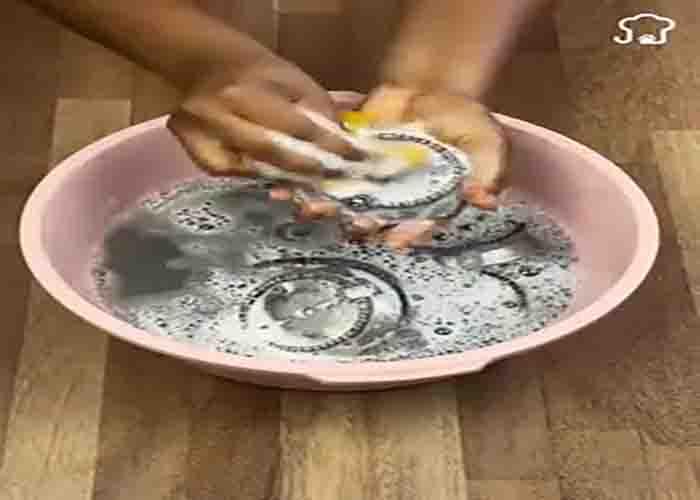 Cleaning the stovetop burners with homemade cleaning mixture