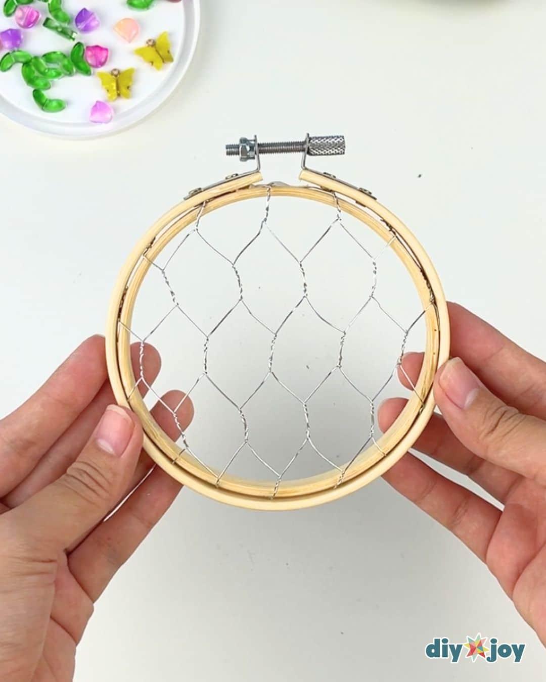 Easy Chicken Wire Suncatcher