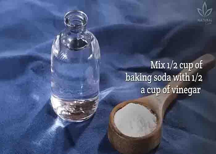 Unclogging the toilet with baking soda and vinegar