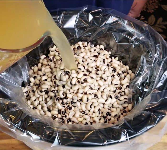 How to Make Southern Black Eyed Peas Using a Crockpot