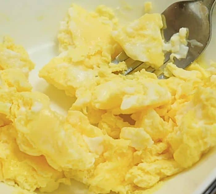 Easy Fluffy Microwave Scrambled Egg Recipe