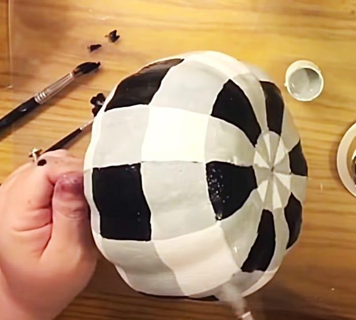 How To Paint Buffalo Checks - DIY Fall Ideas - Autumn Decorations
