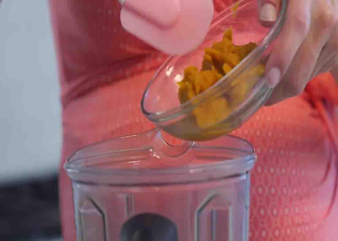 Add the pumpkin puree to the blender to make the pumpkin milkshake