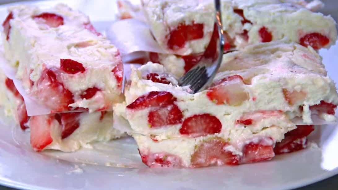 Easy 3-Ingredient Strawberry Bars Recipe