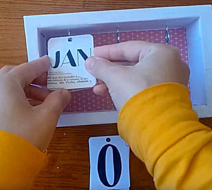 make an easy cheap desk calendar for 2020