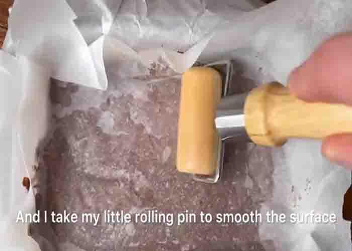 Smoothing out the top of the yogurt chocolate cake
