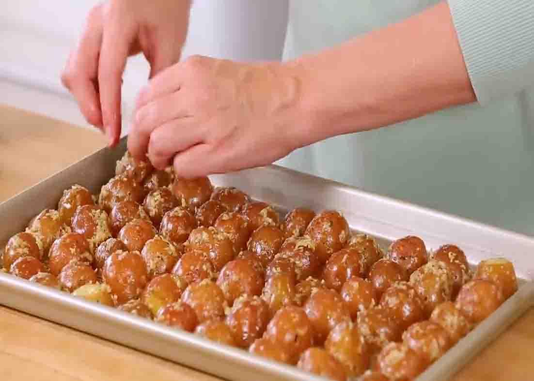 Arranging the potatoes in the baking sheet