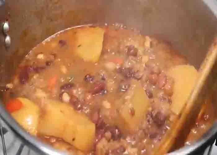 Cooking the mixed bean stew in the pressure cooker