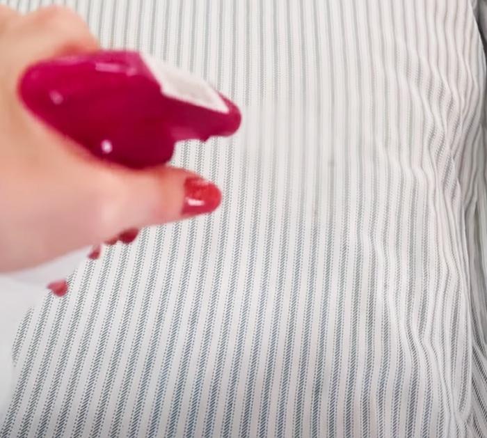 how to wash pillows at home - DIY pillow cleaning - how to wash pillows, and how to clean bed pillows - Bedroom Cleaning Hacks