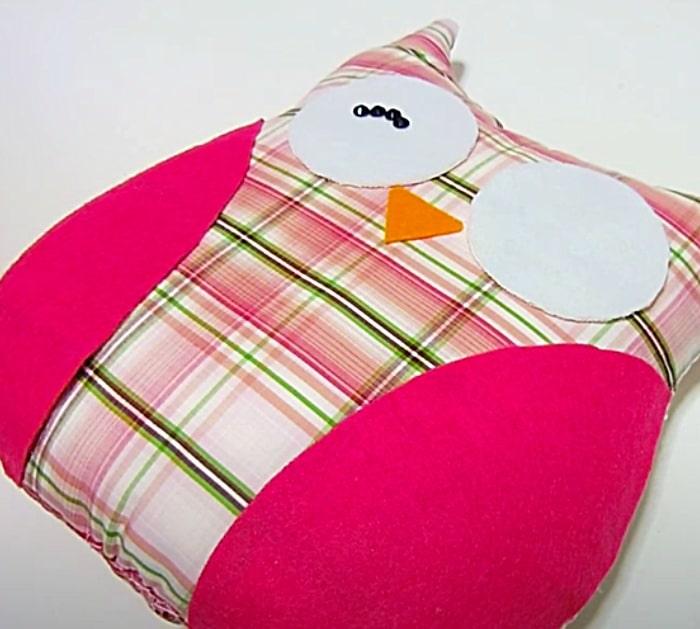Make an owl pillow out of uncycled old clothing