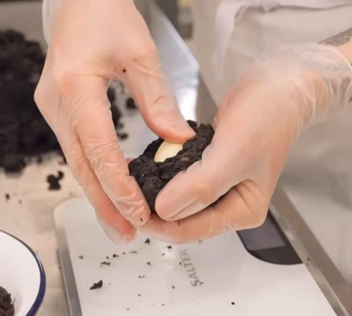 How to Make Cookies and Cream Cookies