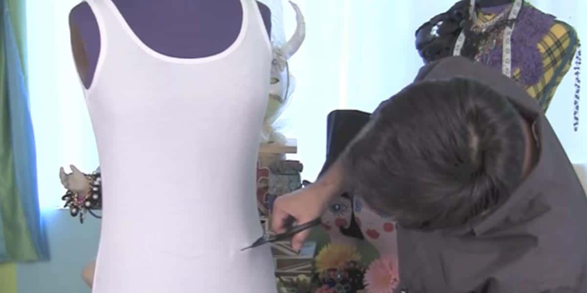 He Cuts A T-Shirt And What He Does After That Is A Whole New Level Of Cute (Watch!)