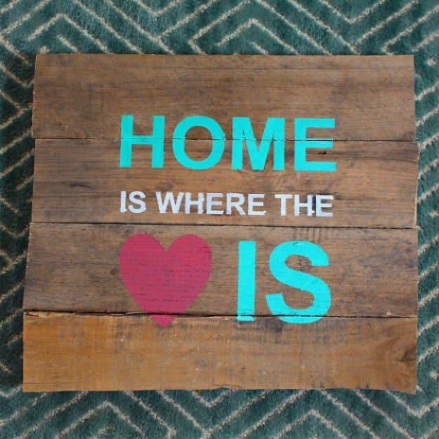 Free Cut File Pallet Sign, a thoughtful handmade gift idea and an easy pallet project anyone can build
