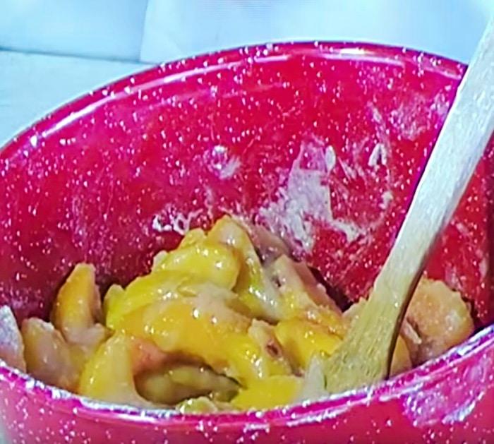 How to Make Homemade Peach Cobbler - Quick and easy Jack Daniels Peach Cobbler in a Dutch OvenQuick and easy Jack Daniels Peach Cobbler in a Dutch Oven