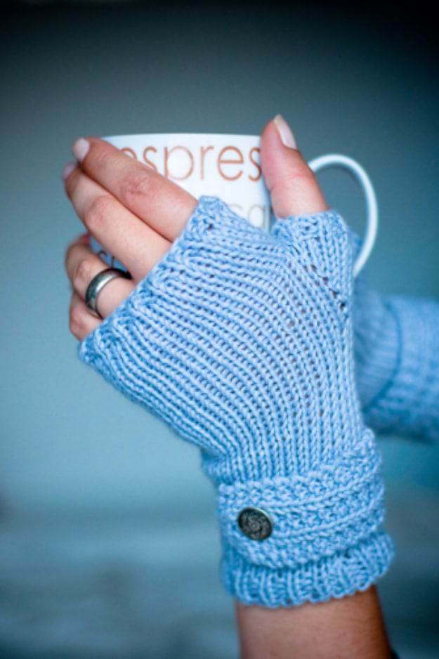 Knitted gift idea: fingerless mitts knit in a classic style inspired by open air market vendors for the whole family