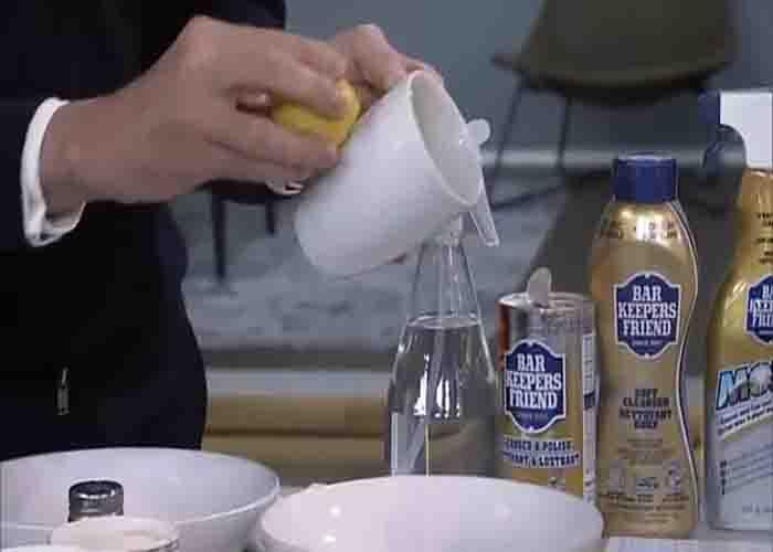 Cleaning tea stains on your mug using lemon