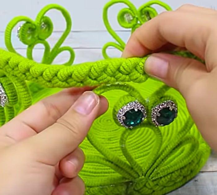 Make a seventies style jewelry box with newspaper and yarn with a glue gun