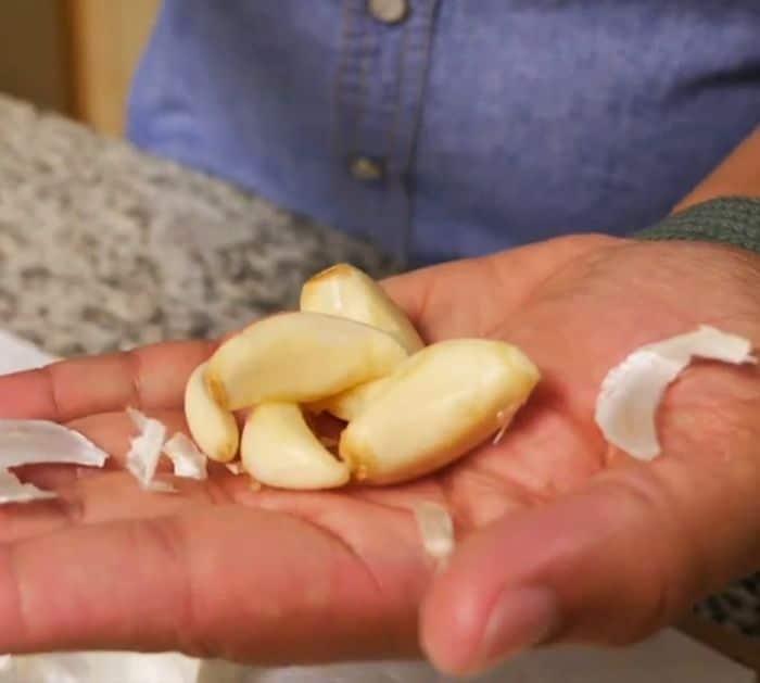 Peeling garlic quickly and neatly
