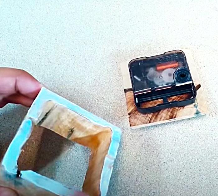 Wooden pallet blocks for a DIY decorative clock