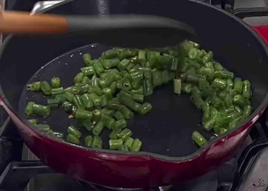 Sauteing the chopped green beans for the stir fry recipe