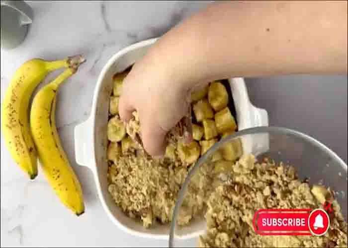 Assembling the banana crumble dessert