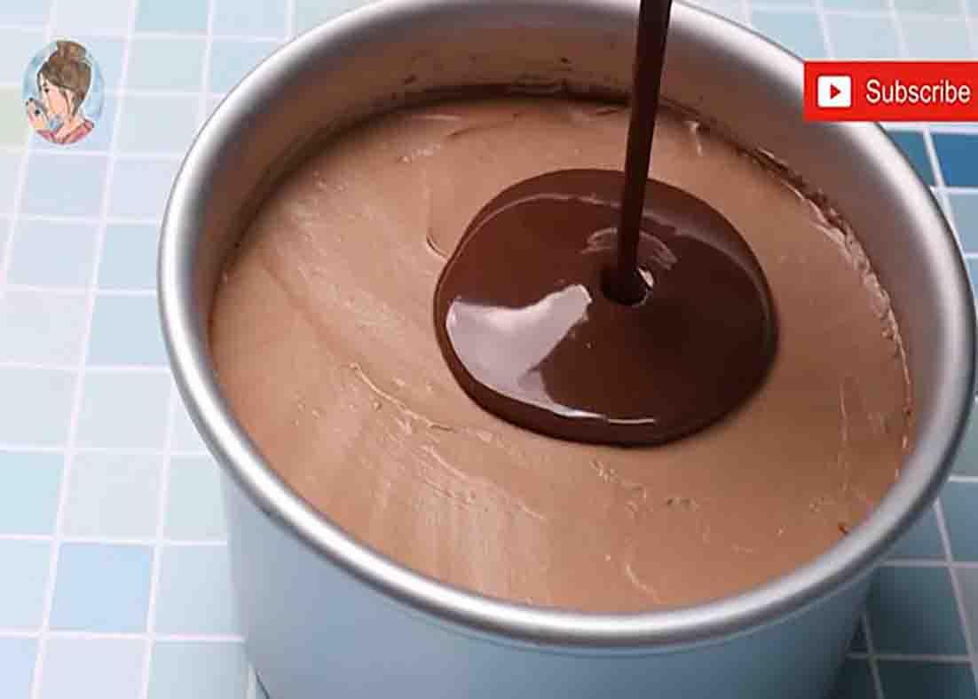 Adding the chocolate sauce over the no-bake cheesecake