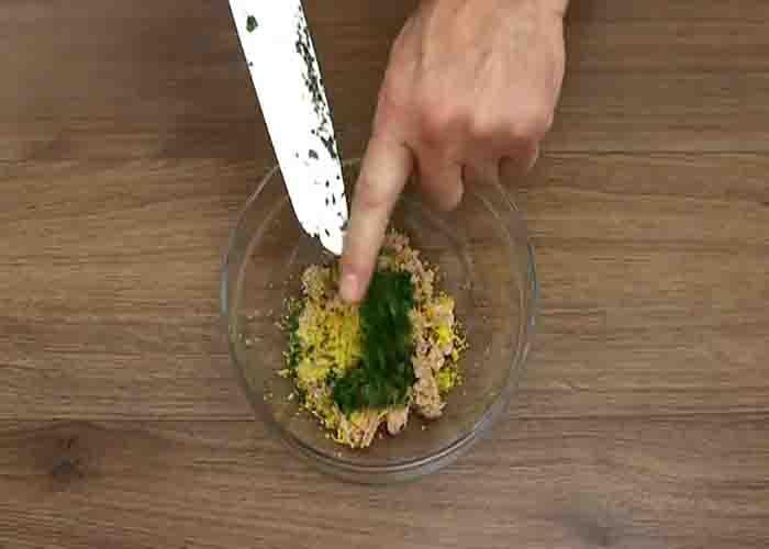 Making the sauce for the lemon tuna pasta