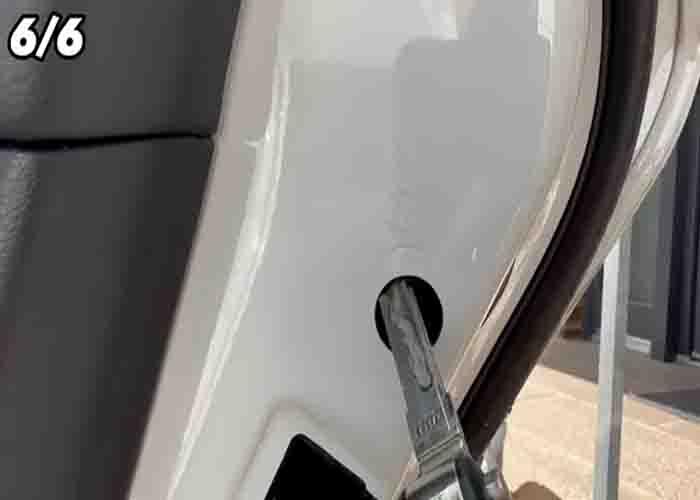 Activating and de-activating the child's lock of the car