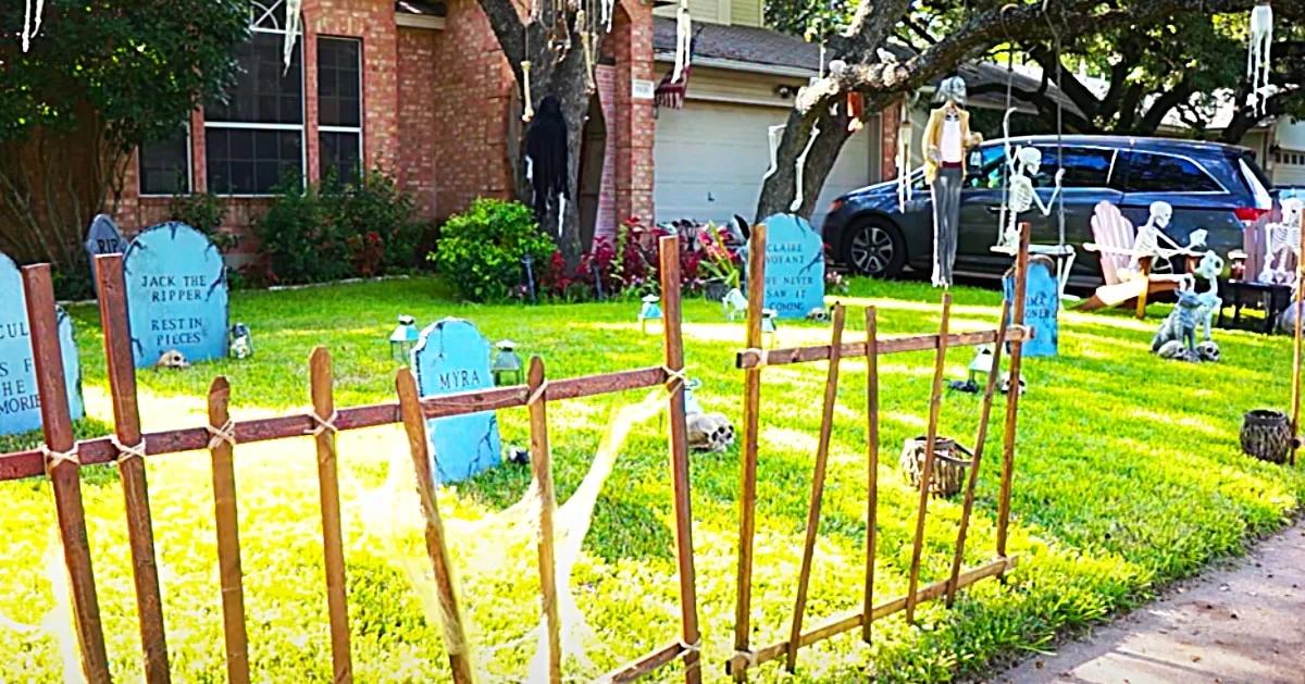 DIY Halloween Fence Yard Decoration